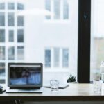 Jak efektywnie organizować przestrzeń pracy w domu dla większej produktywności